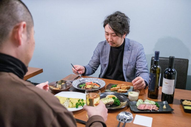 テーブル席でゆったりとした食事を